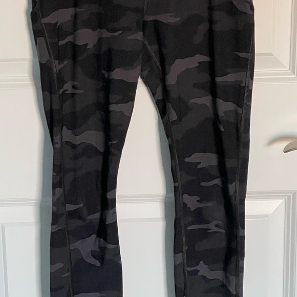 Athleta Ultimate Stash Pocket 7/8 Tight Camouflage Black Gray - 29976 - Picture 6 of 16